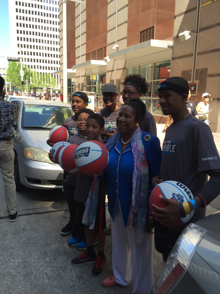 U.S. Representative Sheila Jackson Lee (TX-18) stopped to take a few pictures with participants.